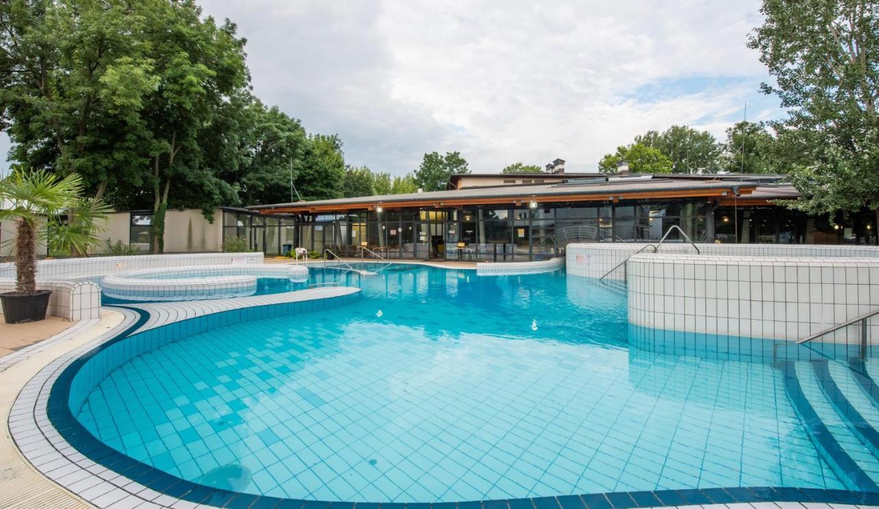 Minihotel Pápa Exteriör bild